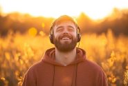 چگونه موسیقی اپل موزیک به آرامش و شادی شما کمک می کند